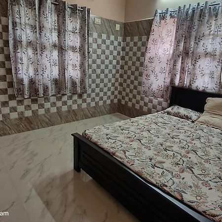 Selvams Home Stay Tiruchchendūr Eksteriør billede